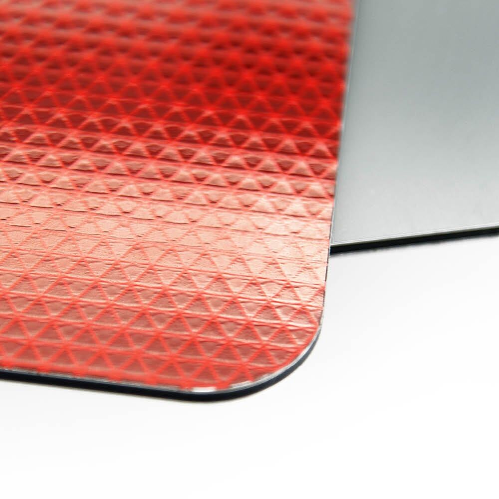 RA2-Platte mit Rautenmuster-Reflex, rote Fläche im Close-up