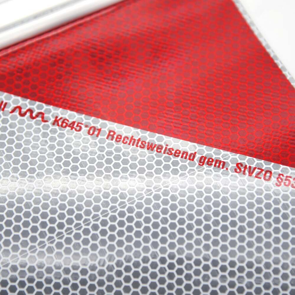 Textausschnitt mit Prüfnummer und StVZO-Konformität auf reflektierender Fläche