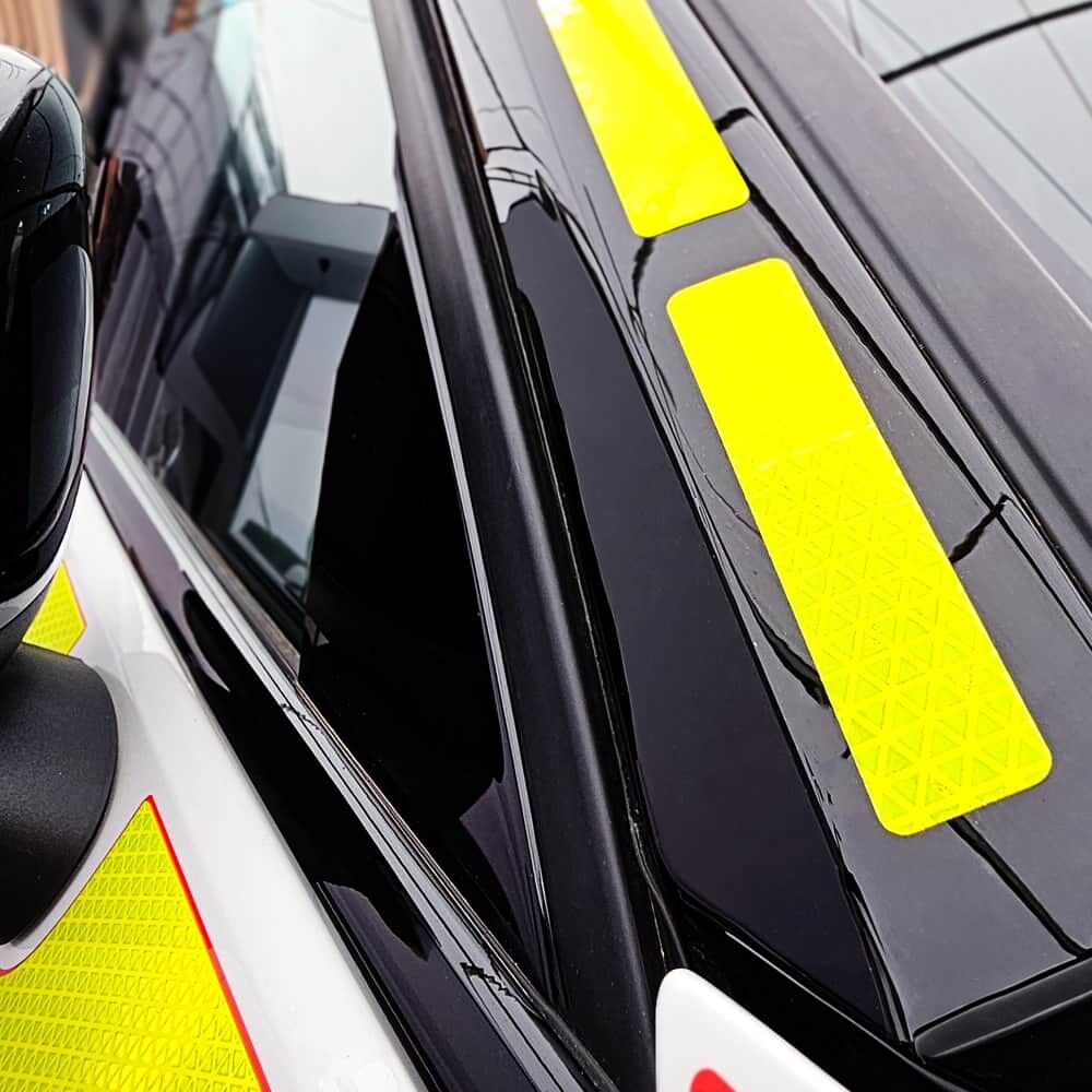 Nahaufnahme der fluorlime Gaps auf einem Rettungsfahrzeug