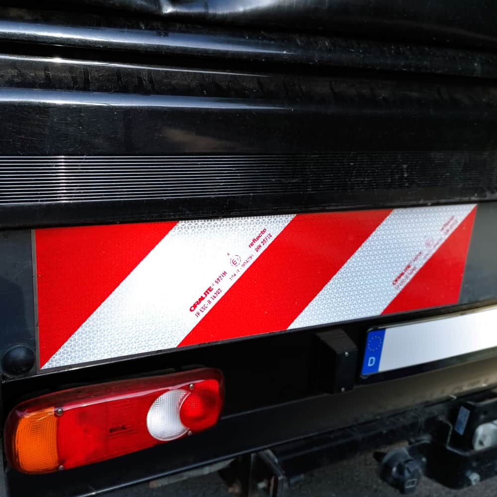 Magnet-Warnmarkierung 5921M mit rot-weißen Diagonalstreifen auf Lkw-Heck montiert