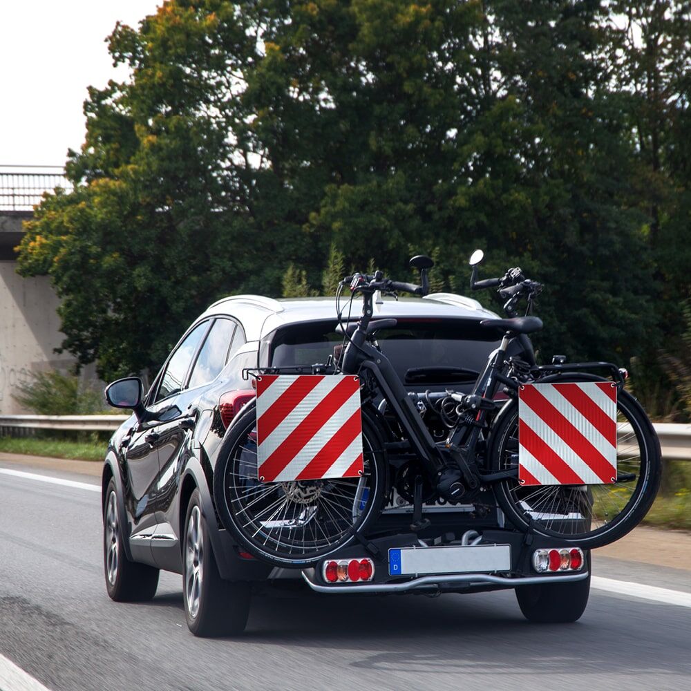 Anwendungsbild: Pkw mit Fahrradträger, zwei Warntafeln zur Kennzeichnung der Ladung