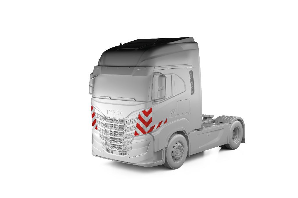 Iveco S-WAY in Frontansicht mit Komplettwarnmarkierungssatz, Baujahr 2024