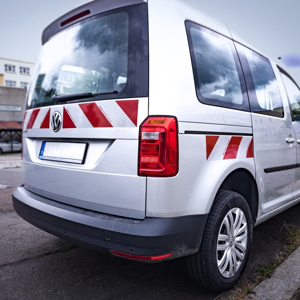 Silberner VW Caddy mit Orafol 5921M Warnzuschnitten an Heck und Seiten