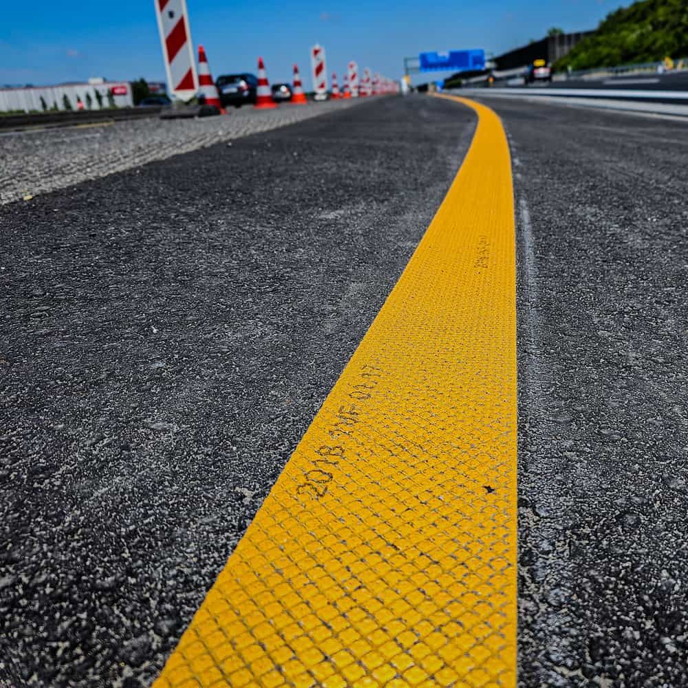 Gelbe Linie aus 3M Stamark A721 entlang einer temporären Verkehrsführung