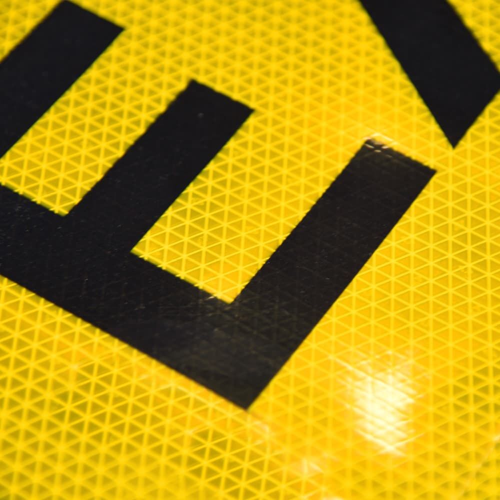 Detailbild Schriftzug auf reflektierendem Banner "CONVOI EXCEPTIONNEL", RA2/C