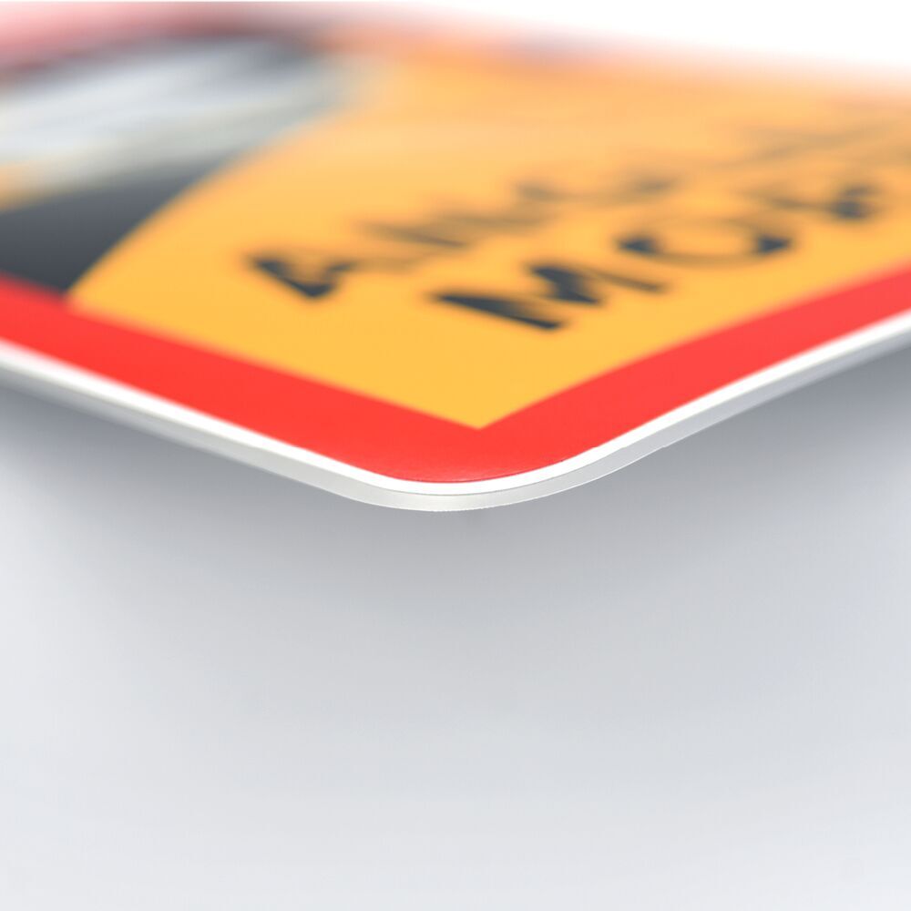 Seitliche Ansicht der flexiblen, flachen Schildkante mit Kleberückseite