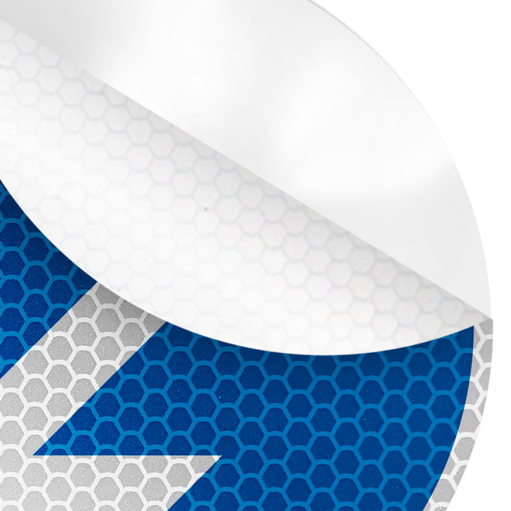 Nahaufnahme des reflektierenden VZ 222 Pfeils, Wabenstruktur gut erkennbar