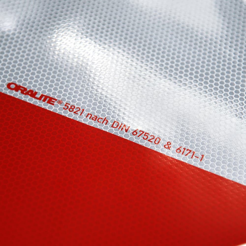 Nahaufnahme der Folie mit Aufdruck: „ORALITE 5821 nach DIN 67520 & 6171-1“