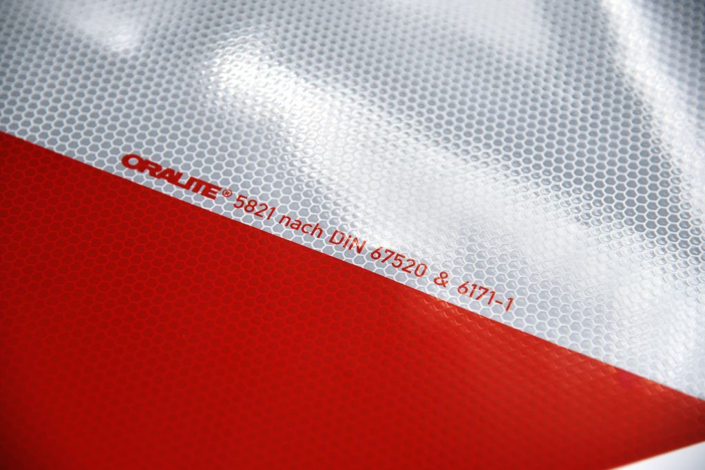 Nahaufnahme der Folie mit Aufdruck: „ORALITE 5821 nach DIN 67520 & 6171-1“