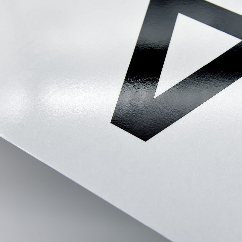 Detail: glänzende Lackoberfläche des schwarzen „A“ auf Stahlblech