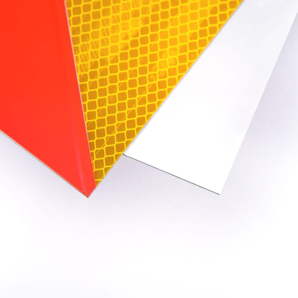 Eckdetail zeigt Folienschicht auf Alu-Träger