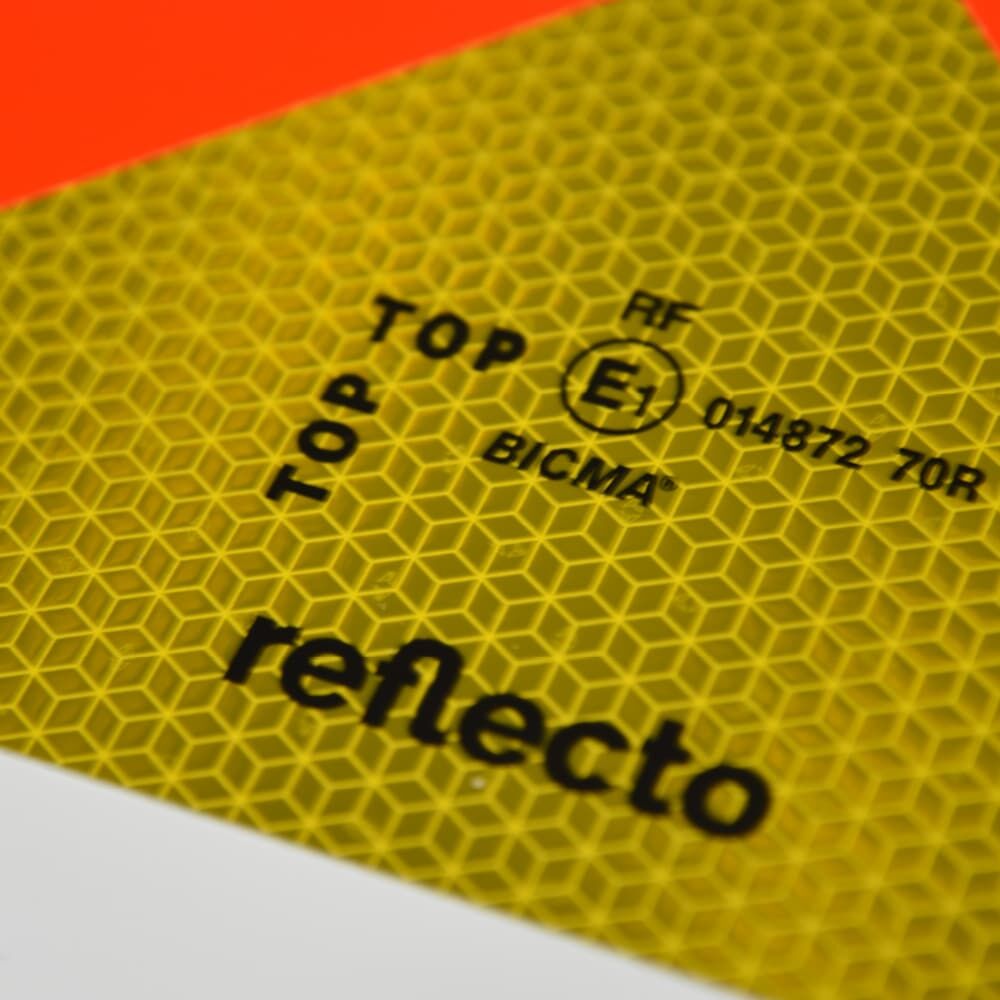 Makro Wabenstruktur mit reflecto Logo auf Heckwarntafel