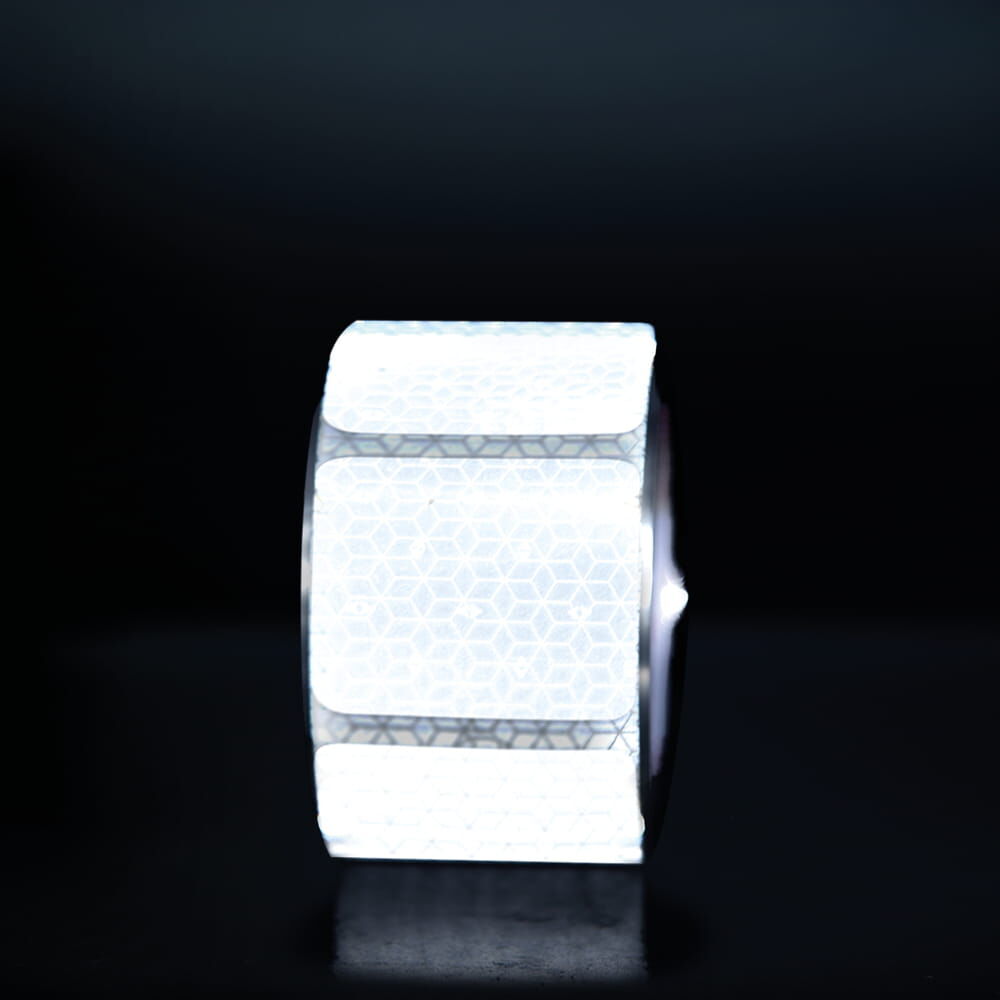 Weiße VC104+ CG Rolle, Segmente reflektieren vor dunklem Hintergrund