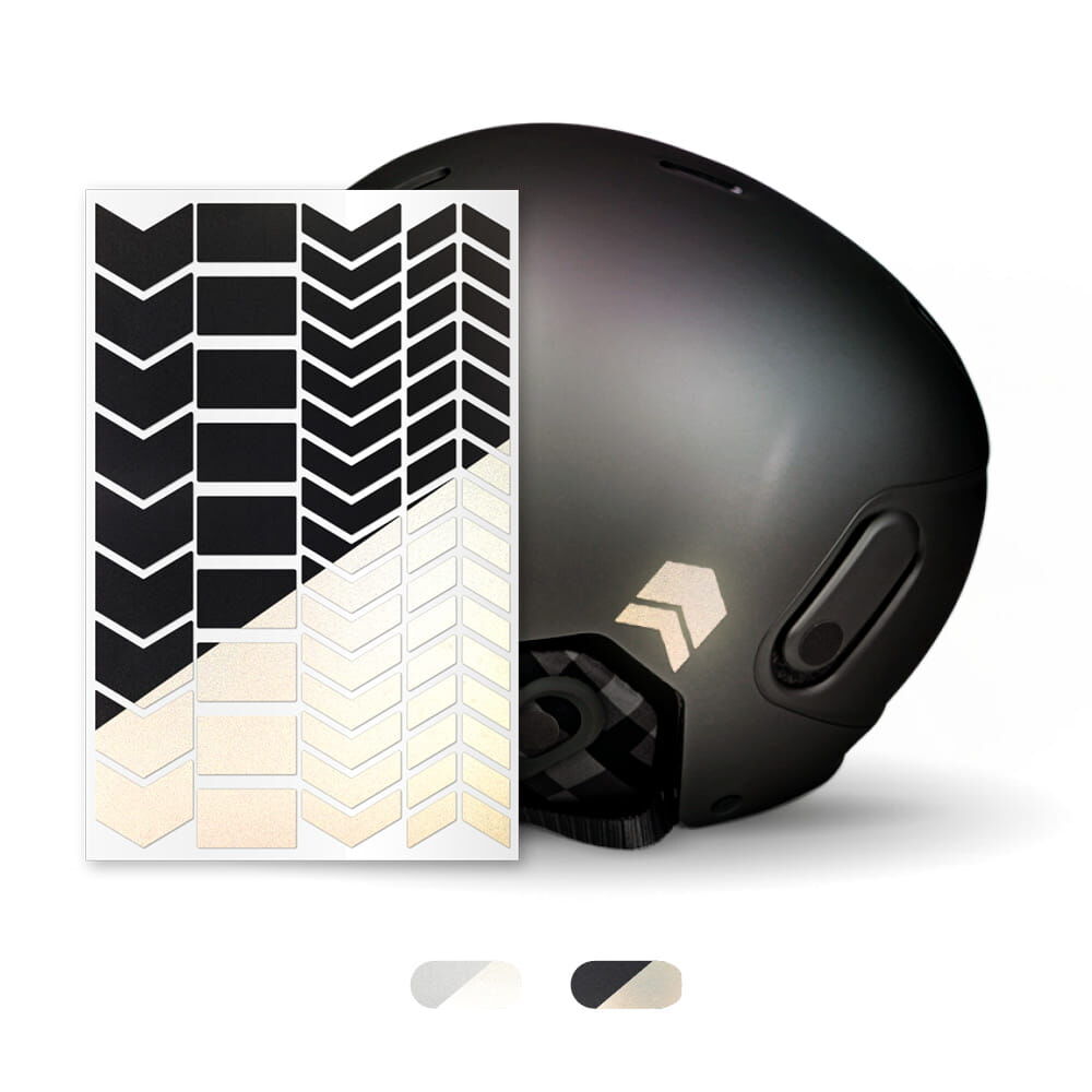 Produktbild: schwarzer Pfeil-Stickerbogen plus Helm mit aufgeklebtem Pfeil