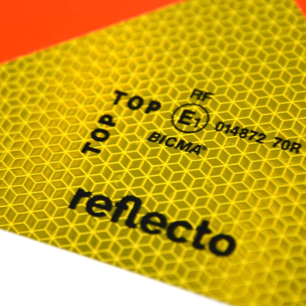 Makro Wabenstruktur mit reflecto Logo auf Halbmarkierung