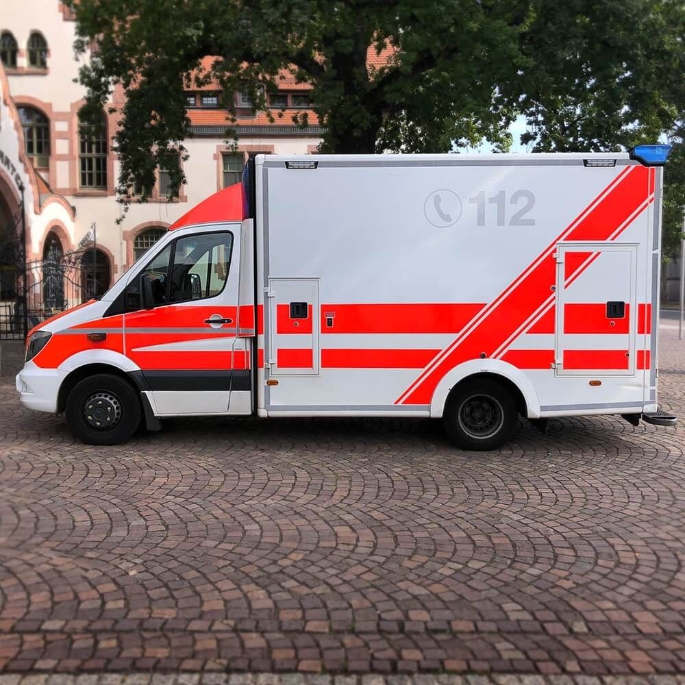 Rettungswagen beklebt mit roter ORACAL 7510 Fluorfolie