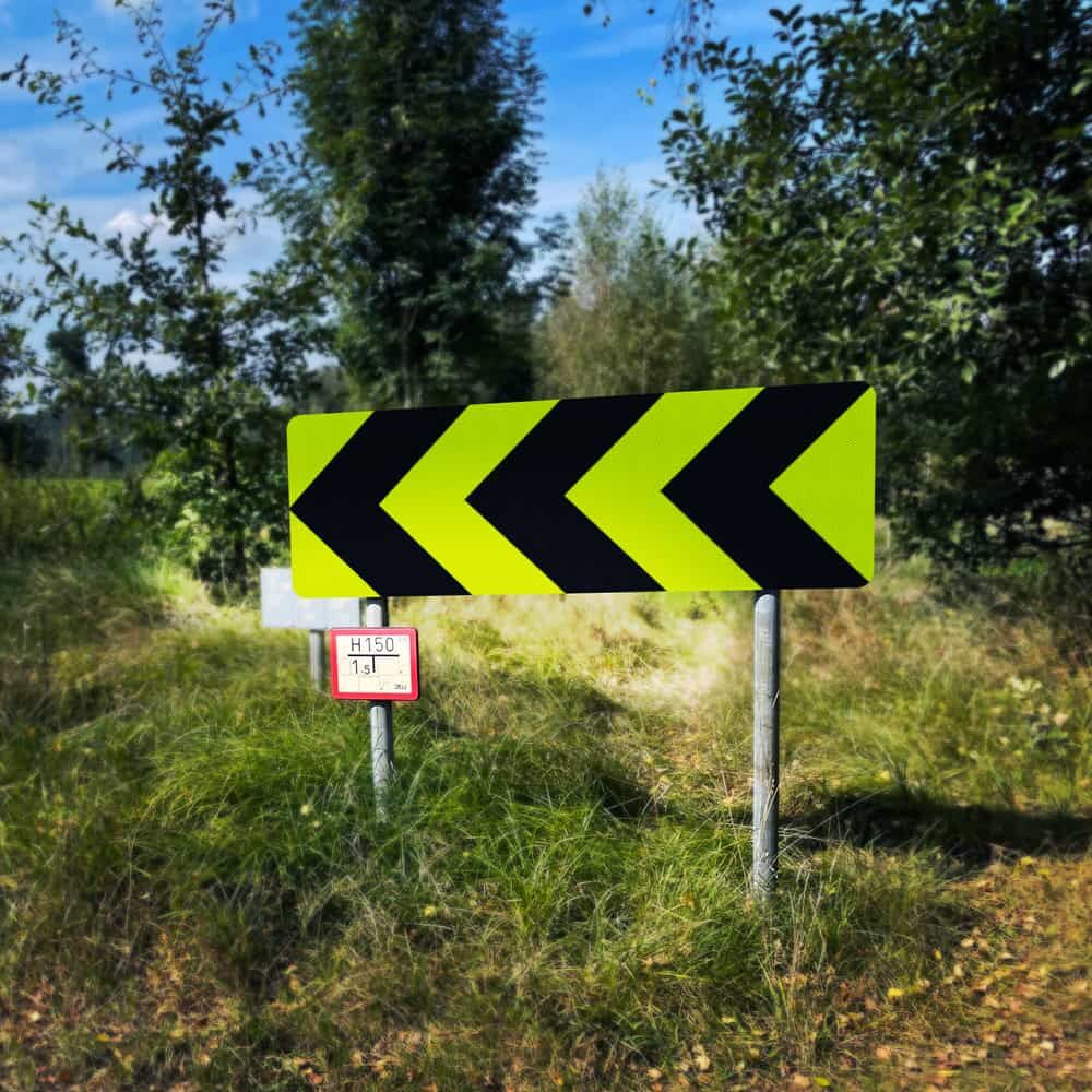 Chevron-Leitschild mit schwarzen Pfeilen, beklebt mit 3M DG 4081 Reflexfolie fluoreszierend-gelb