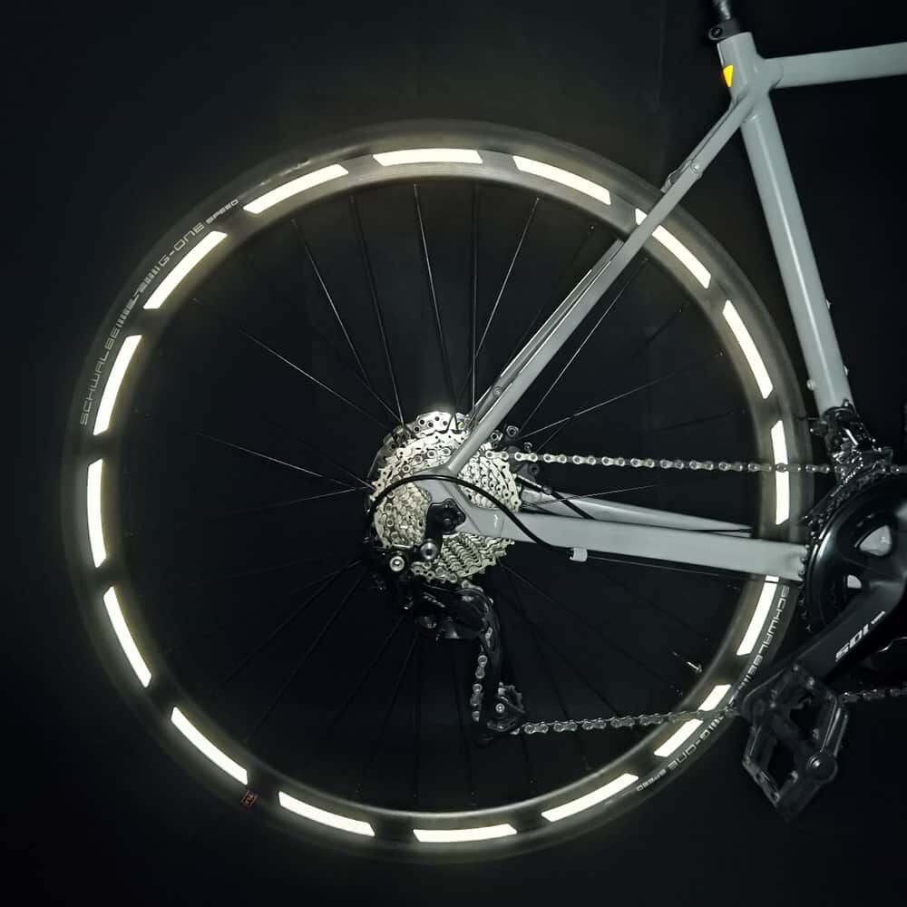 Weiße Felgensticker Light reflektieren Licht auf dem Hinterrad