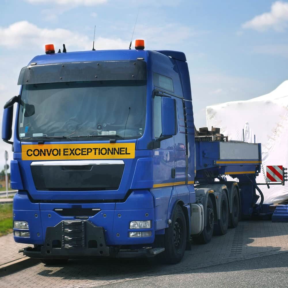 Schild "CONVOI EXCEPTIONNEL" auf Schwertransport-LKW im Einsatz, BeNeLux