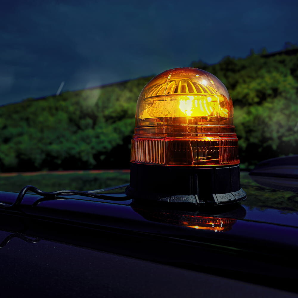 LED-Warnleuchte leuchtet bei Dämmerung auf Fahrzeugdach, Magnetfuß
