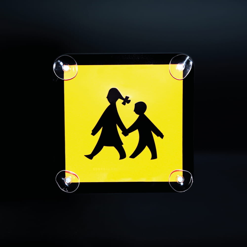 Schild reflektiert gelb bei Dunkelheit, befestigt mit Saugnäpfen