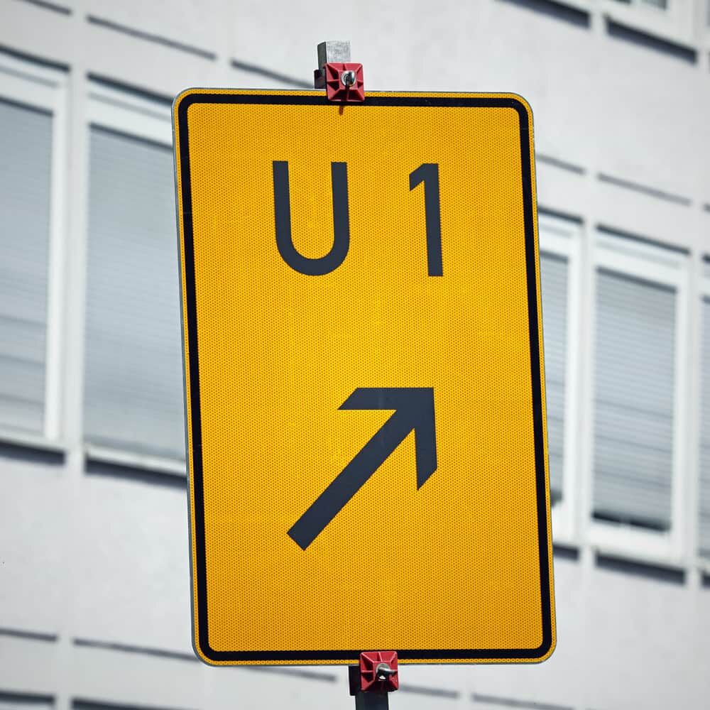 Beispiel: montiertes Umleitungsschild „U 1“ aus gelber reflektierender Folienfront