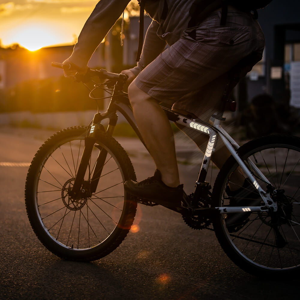 Fahrrad bei Dämmerung, Pfeil-Reflexsticker am Rahmen reflektieren hell