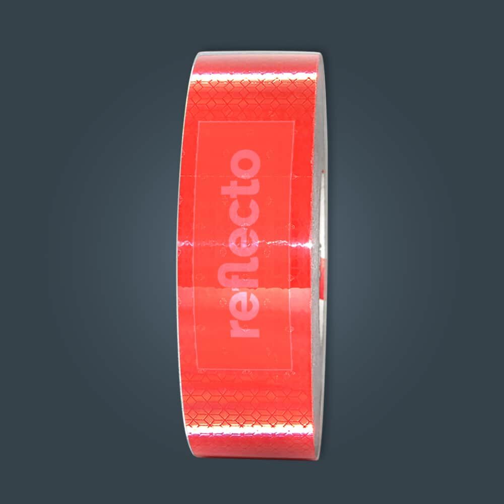 Reflektierende rote VC104+RG Rolle mit Logo vor dunklem Hintergrund