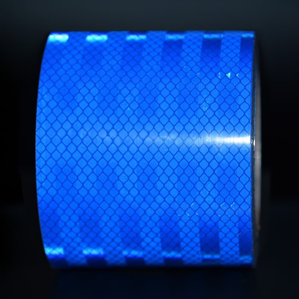 100 mm Rolle 3M Reflexband 3430 blau, reflektierend vor dunklem Hintergrund