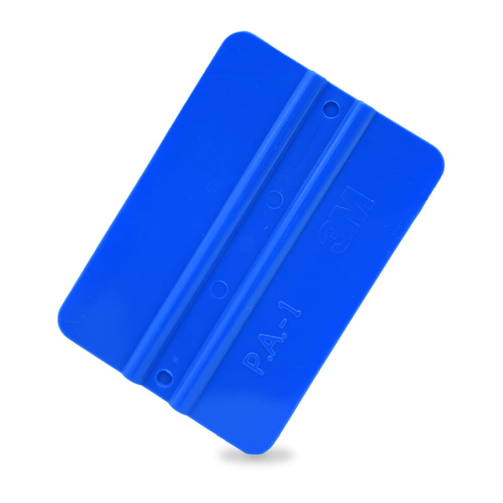 Blaues 3M PA-1 Kunststoffrakel, schräge Ansicht, zeigt geprägtes Logo und Mittelrippe