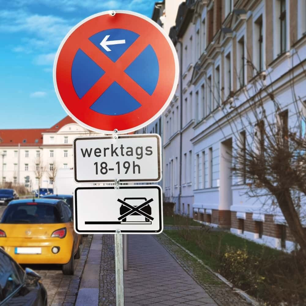 Anwendungsbeispiel für Verkehrszeichen mit Haltverbot und Overlay für zeitl. Beschränkung werktags