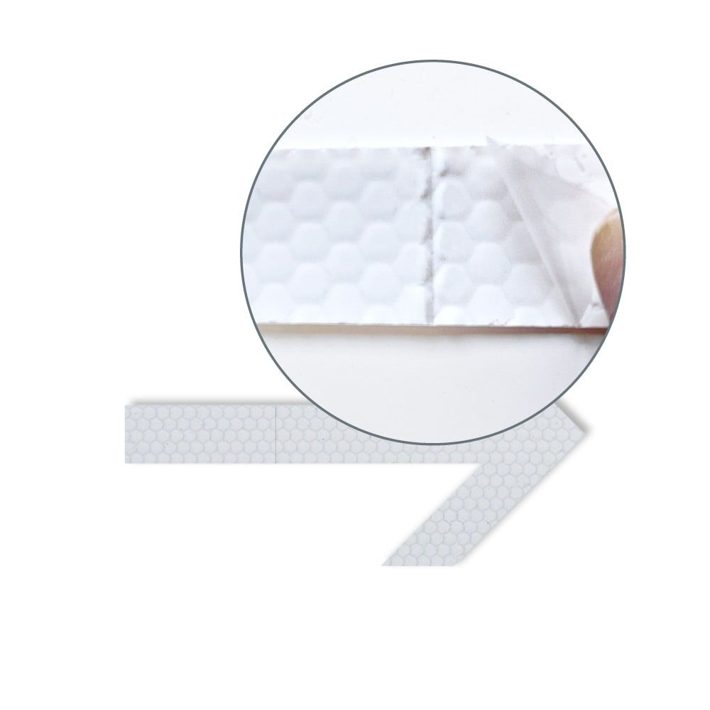 Detail: Materialaufbau der Reflexfolie, Klebekante im Lupenausschnitt