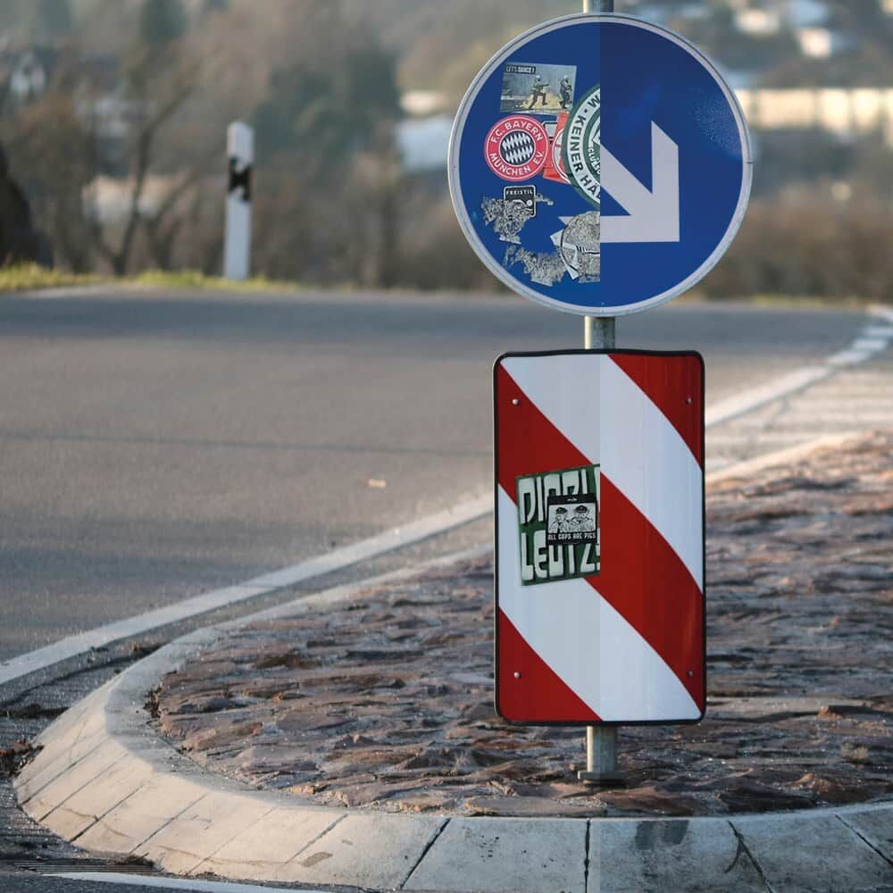 Blaues Richtungszeichen: links Sticker, rechts sauber dank 3M Overlay Folie 1160