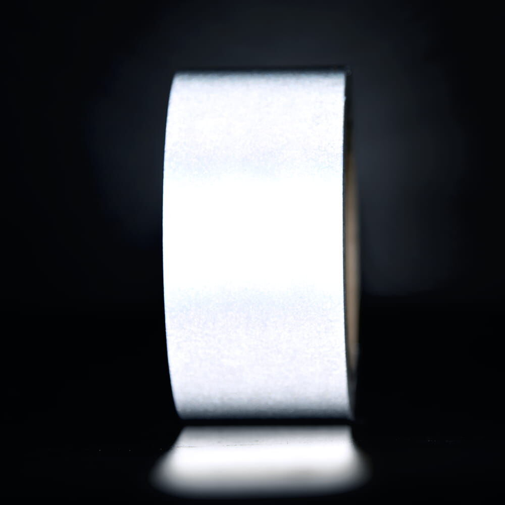 50 mm Rolle 3M 7610, reflektierend weiß auf schwarzem Hintergrund