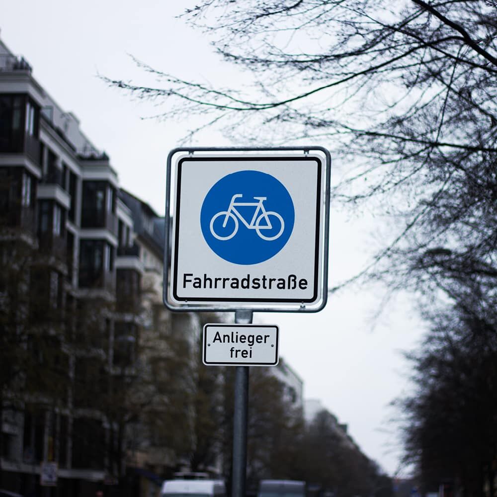 Verkehrszeichen "Fahrradstraße" + Hinweisschild mit ORALITE 6910 Reflexfolie beklebt