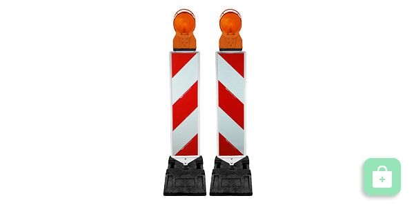Zwei Leitbaken mit rot-weißen Streifen und orangefarbenen Warnleuchten auf schwarzen Standfüßen.