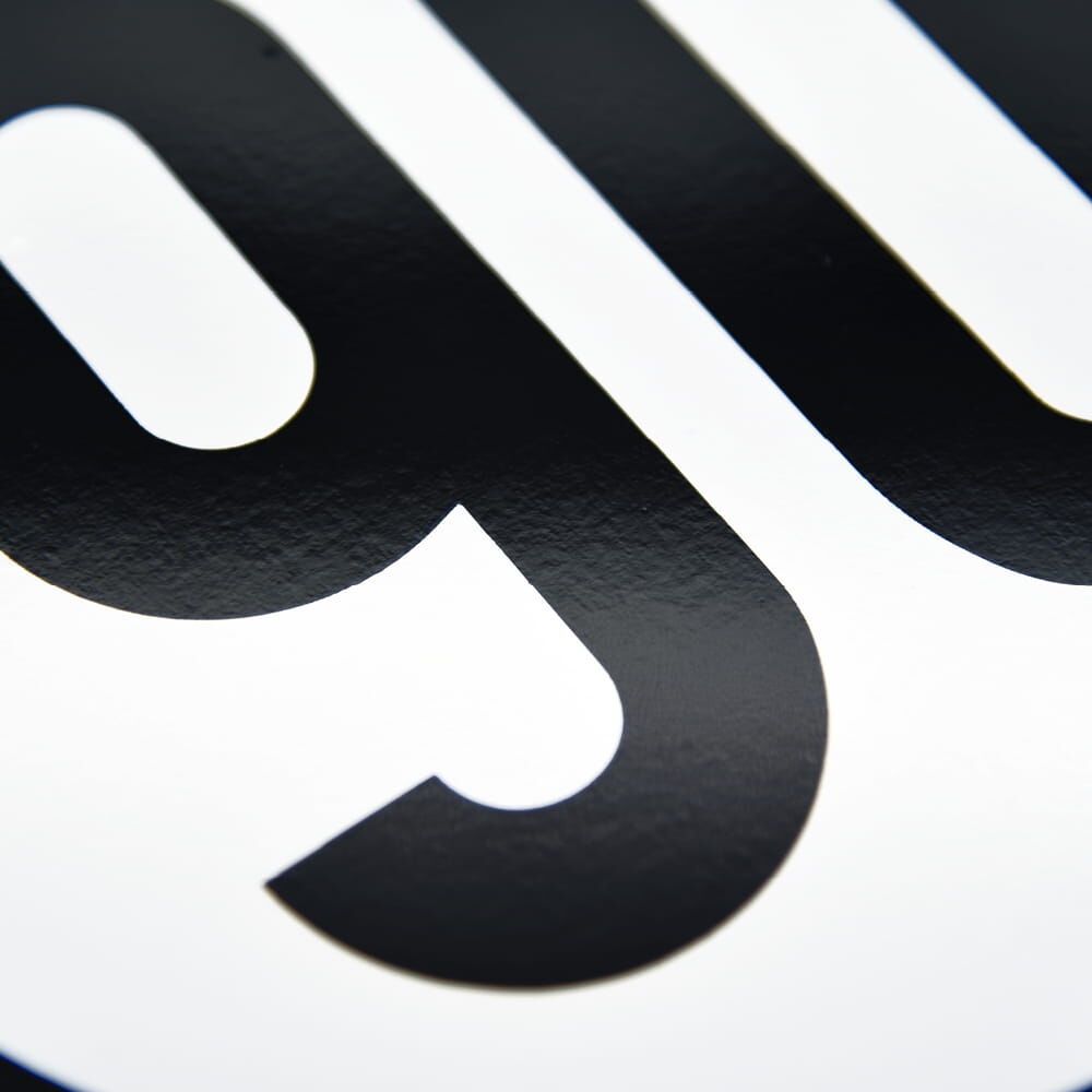 Nahaufnahme der Zahl 90 auf Geschwindigkeitsschild für Deutschland