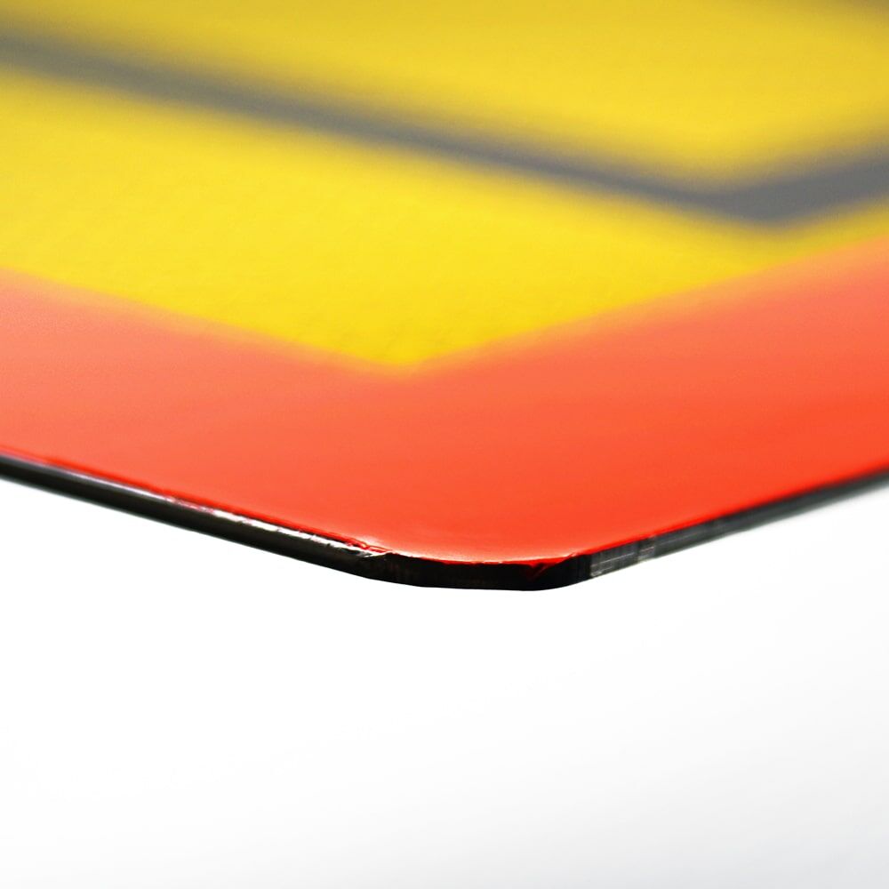 Detailansicht einer abgerundeten Ecke der Lang-LKW Tafel