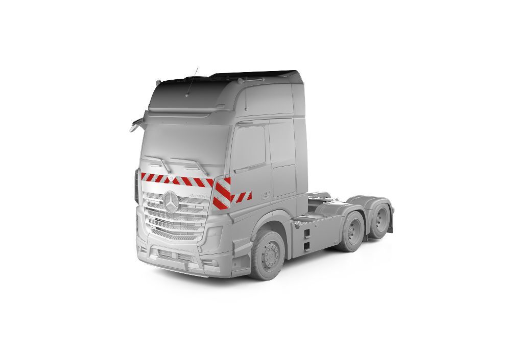 Mercedes Actros 5 in Frontansicht mit Komplettwarnmarkierungssatz, Baujahr 2018