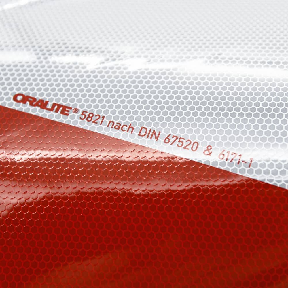 Detailansicht Warnmarkierung mit abgelöster Trägerfolie und reflektierendem Wabenmuster