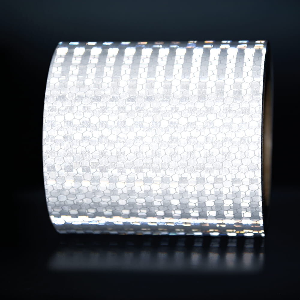 100 mm Rolle Avery Reflexband T-7500B weiß, reflektierend vor dunklem Hintergrund