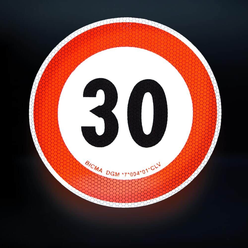 Reflektierendes 30-km/h-Schild bei Dunkelheit fotografiert, gute Sichtbarkeit