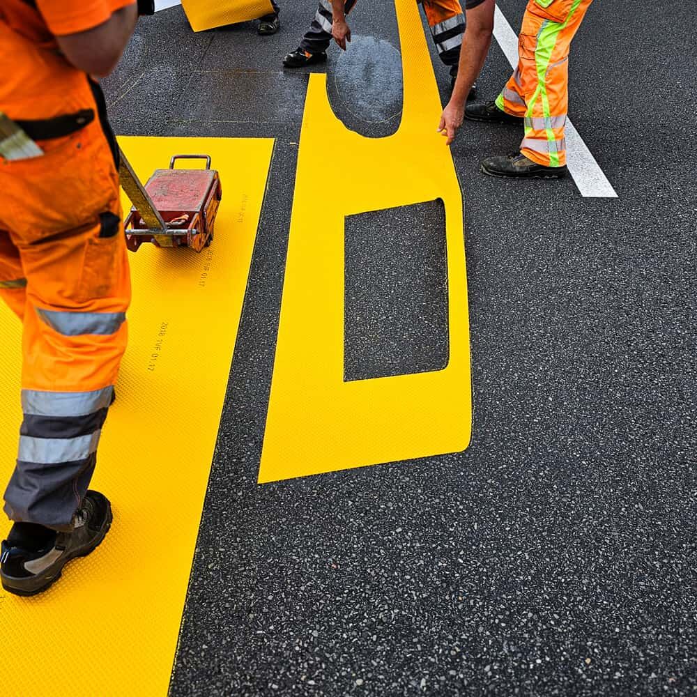 Platzierung gelber 3M Stamark Piktogrammteile mit Schablone und Anpressgerät