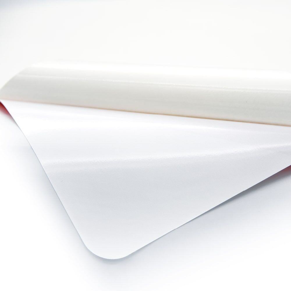 Schutzfolie wird abgezogen – selbstklebende Warntafel Überlänge/Überbreite