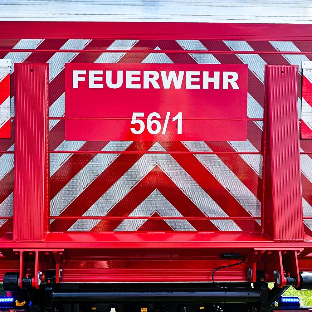 Beispiel: A-förmige ORALITE 5921M Warnmarkierung am Heck eines Feuerwehrfahrzeugs