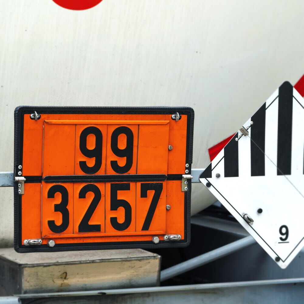 ADR-Tafel an Tankfahrzeug mit Gefahrnummer 99 und UN-Nummer 3257, daneben Gefahrgutklasse 9.