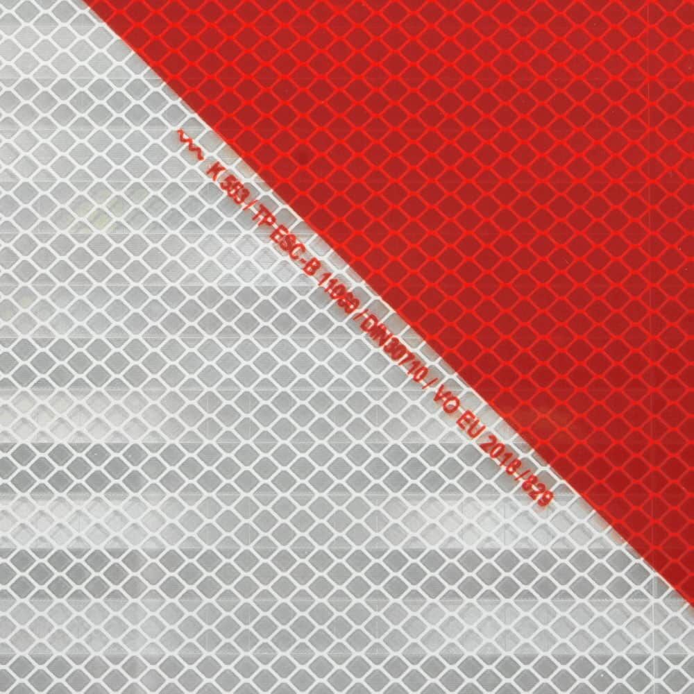Detail: Aufdruck DIN/EN und ECE-Zulassung auf rot-weißer Reflexfolie