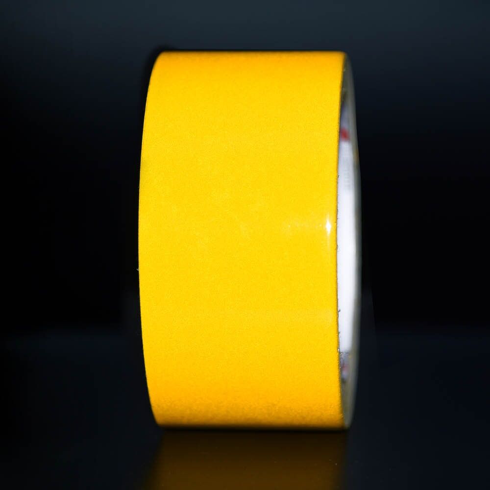 50 mm Rolle Orafol ORALITE Reflexband 5600E gelb, reflektierend vor dunklem Hintergrund