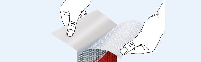 Verklebung von Reflexfolien Illustration von Händen, die ein Warnmarkierungsstreifen vom Trägerfilm abziehen