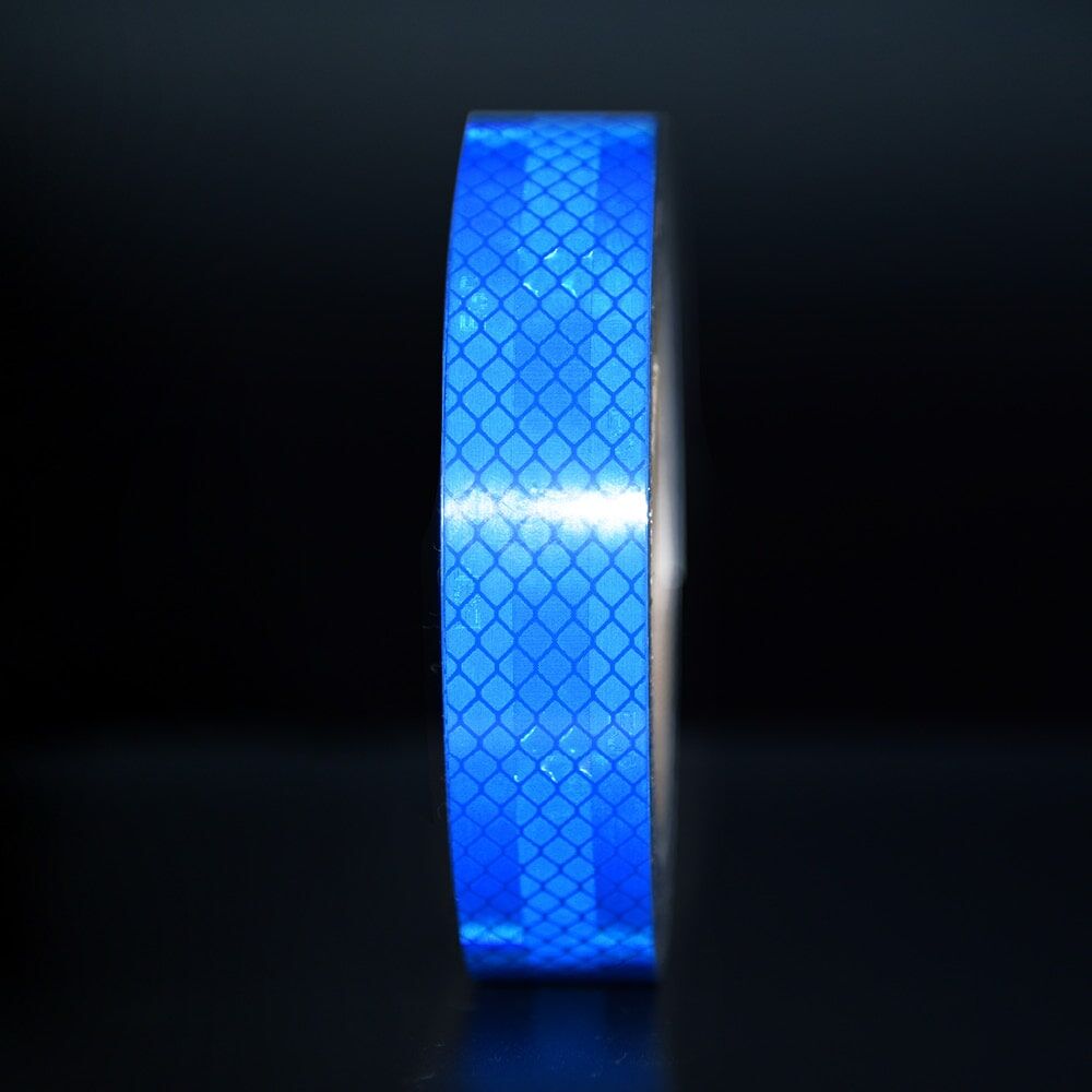 25 mm Rolle 3M Reflexband 3430 blau, reflektierend vor dunklem Hintergrund